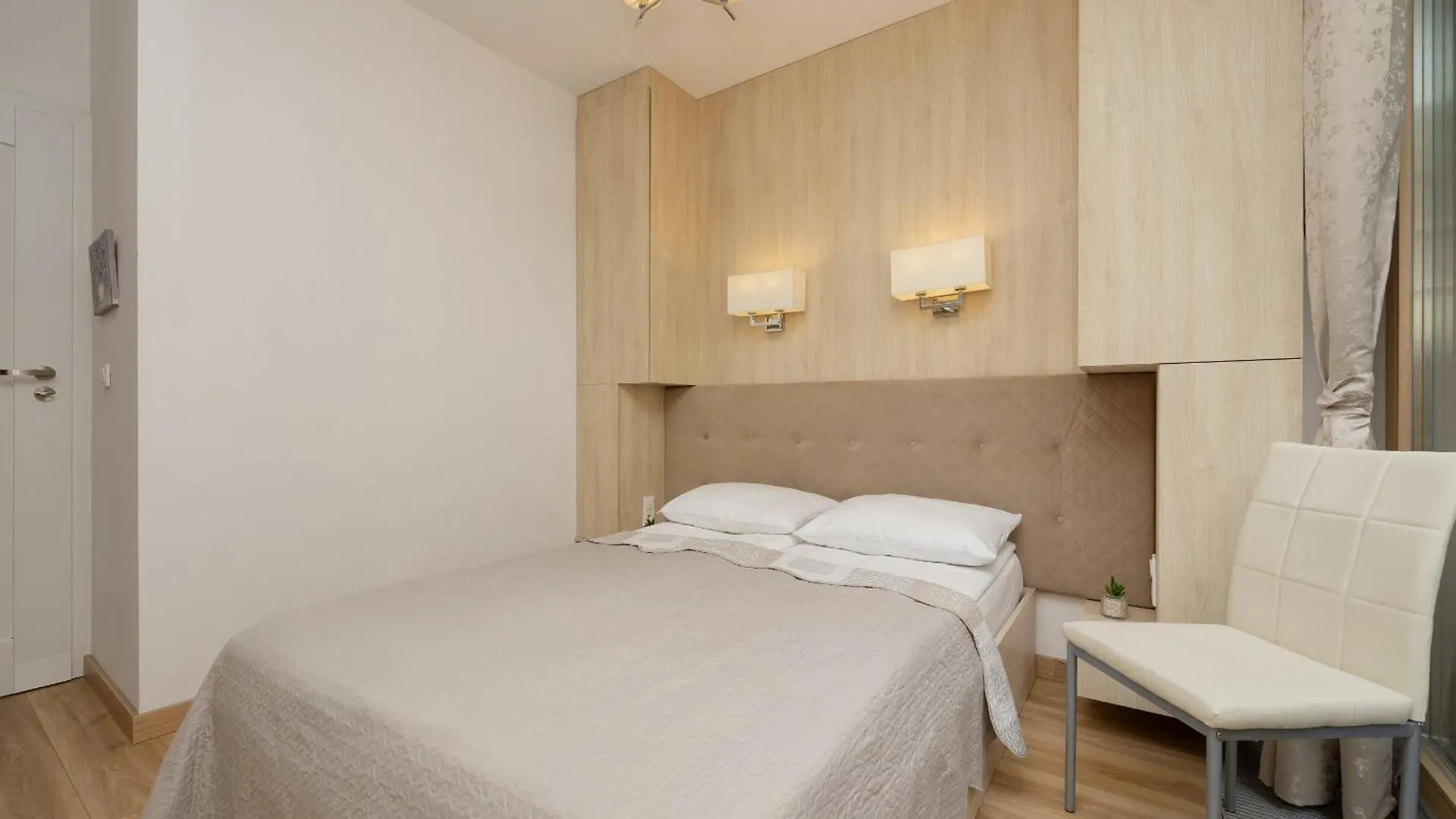 Apartment With Balcony In The Wola District Of Warsaw By Noclegi Renters
