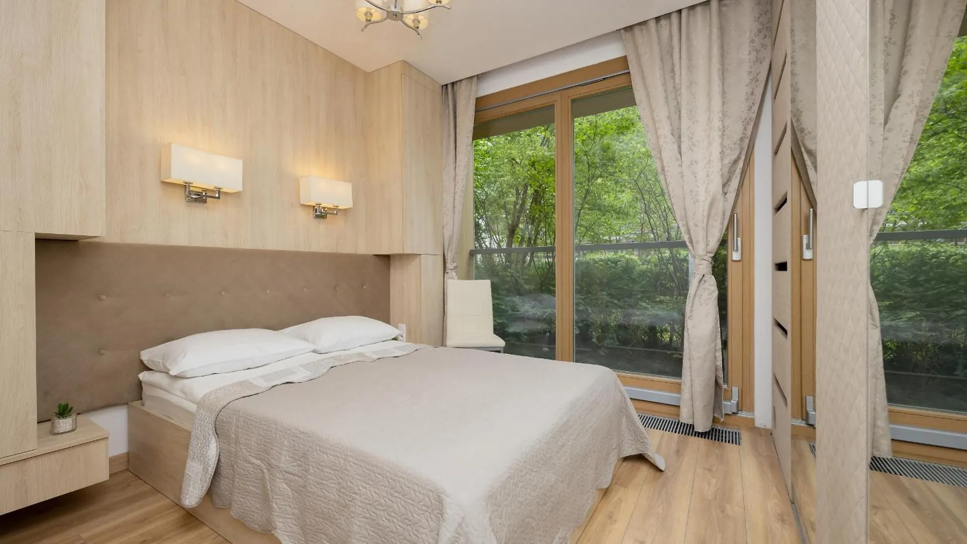 Apartment With Balcony In The Wola District Of Warsaw By Noclegi Renters